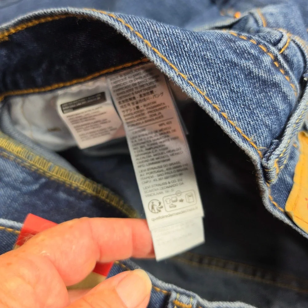NWT Levis 550 Relaxed Fit Mens Jeans 33x34 Medium Wash Blue Denim 00550-4886